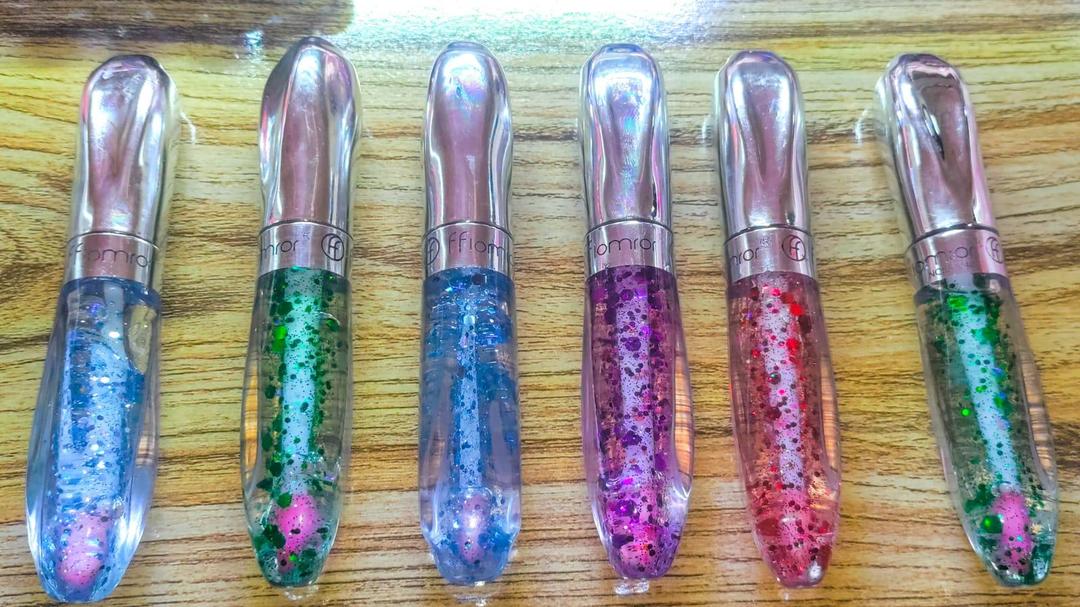 Glitter & Glossy Finish Lip Gloss- Moisturizing Formula